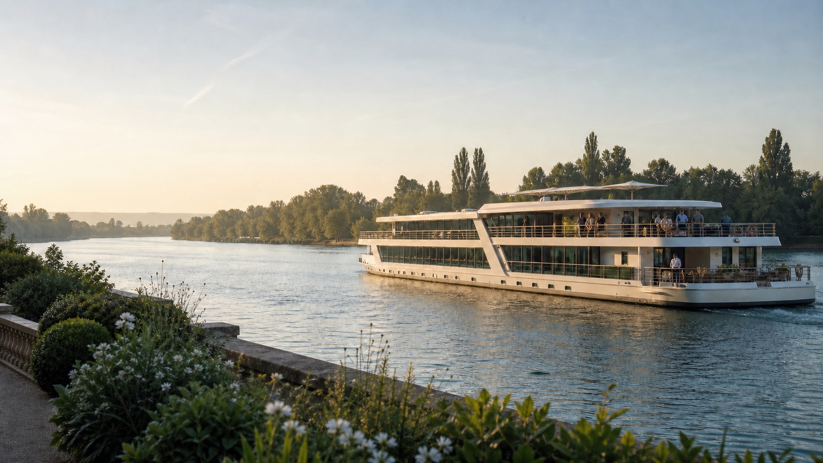 Bateau de croisière fluviale naviguant sur un fleuve européen